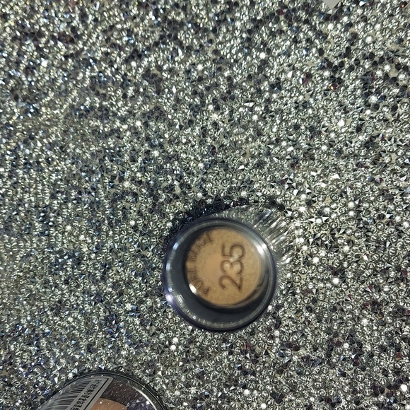 3 bundle products, 2 foundations and sponges - Picture 4 of 12